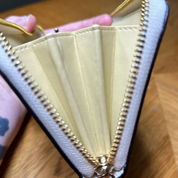 *LIKE NEW* COACH Embossed Horse & Carriage Long Zip-Around Wallet - Picture 14 of 16